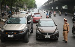 Hà Nội: Xử phạt loạt ô tô dàn hàng ngang lấn chiếm đường Nghiêm Xuân Yêm