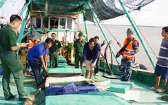 Bắt giữ tàu chở 40.000 lít dầu không rõ nguồn gốc trên biển Sóc Trăng