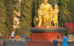 Xác minh nhóm thanh niên trèo lên tượng đài Bác Hồ gây phản cảm