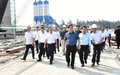 Thủ tướng kiểm tra tiến độ cầu vượt cửa biển dài nhất miền Trung