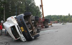 Lại lật xe container ở vòng xoay khu công nghiệp Mỹ Phước 3