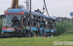 Cận cảnh hiện trường cứu hộ vụ lật xe khách ở Quảng Ngãi