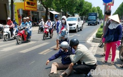 Dầu đổ ra đường, người tham gia giao thông ngã la liệt