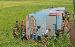 Nóng: Lật xe khách tại Quảng Ngãi, tài xế tử vong, nhiều người bị thương