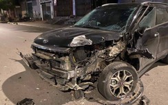 Ô tô biến dạng sau cú tông mạnh vào dải phân cách QL18A, tài xế thoát nạn