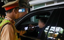 Vi phạm nồng độ cồn, tài xế thắc mắc "uống từ trưa sao đến tối vẫn phạt?"