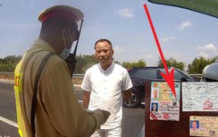 Mua giấy phép lái xe và thẻ nhà báo giả trên mạng để đối phó với CSGT