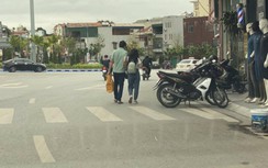 Vỉa hè thành chỗ đỗ xe, điểm bán hàng, người đi bộ tràn xuống lòng quốc lộ