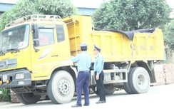 Chở hàng quá tải, tài xế tăng ga định bỏ chạy nhưng bất thành