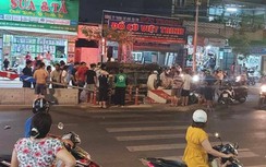 Xe bán tải tông đổ cột biển báo giao thông rồi lật nhào