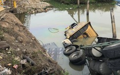 Xe đầu kéo tông trúng 1 bảo vệ trên cầu đang sửa rồi lao xuống suối