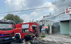 Thanh niên nghi ngáo đá tấn công lực lượng chức năng, đốt nhà dân