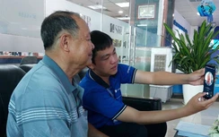 Sợ bị khóa sim, dân Sóc Trăng ùn ùn đi cập nhật thông tin thuê bao di động