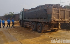 Khó xử lý xe quá tải ở Lào Cai: Tài xế trốn cân, "ép" CSGT nghe điện thoại