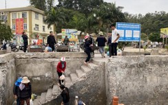 Quảng Ninh: Chất thải rắn bị đổ tràn lan xuống cầu cảng, mặt biển