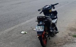 Video TNGT 1/4: Một phụ nữ 60 tuổi đi bộ qua đường bị xe máy tông tử vong