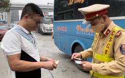 Run sợ khi bị kiểm tra, tài xế lộ hành vi sử dụng ma túy khi chở 10 khách