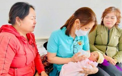 Nhiều người muốn nhận nuôi bé gái sơ sinh bị bỏ rơi bên bờ kênh ở Long An