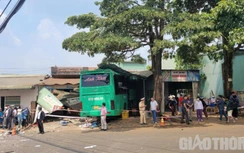 Xe khách tông xe tải rồi lao vào nhà dân khiến 2 người tử vong ở Gia Lai