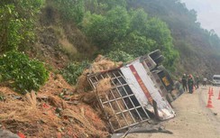 Video TNGT 3/4: Xe tải mất lái lao vào vách núi khiến 4 người tử vong