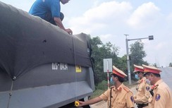 CSGT kiểm soát xe chở cát gây bụi sau phản ánh của Báo Giao thông