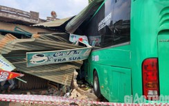 Bất thường trong vụ xe khách tông xe tải rồi đâm vào nhà dân ở Gia Lai