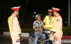 CSGT kiểm tra nồng độ cồn, lộ tài xế không biết chữ có GPLX