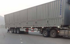 Video TNGT 4/4: Bị cuốn vào gầm xe đầu kéo, người đàn ông đi xe máy tử vong