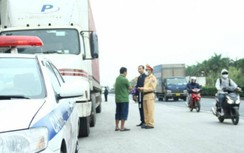 Tài xế viện cớ xe hỏng để đỗ sai trên QL5, thợ xe lập tức đến xác nhận