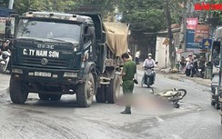 Video TNGT 6/4: Xe máy va chạm xe tải, nữ sinh lớp 7 tử vong thương tâm
