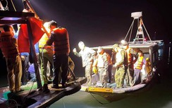 Cận cảnh xuyên đêm tìm kiếm nạn nhân máy bay trực thăng rơi ở Quảng Ninh