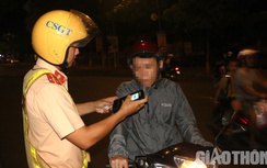 Tài xế "ma men" ngậm ngùi ký biên bản sau hồi lâu cầu cứu người thân