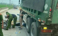 Video: Giật mình phanh gấp ở ngã tư, nam thanh niên tự ngã vào xe tải