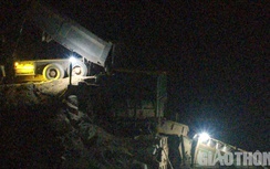 Lào Cai: Rầm rộ múc cát trong đêm, xe tải bụi mù mịt không ai xử lý