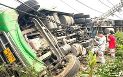 Ô tô đầu kéo lật nhào làm gãy trụ điện ở nút giao cao tốc Cam Lộ - La Sơn