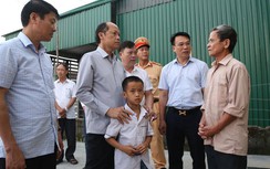 Cuộc đời đẫm nước mắt của bé trai mất bố và bà sau tai nạn