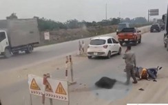 Xót xa bé 2 tuổi ngồi khóc bên thi thể mẹ sau TNGT ở Hưng Yên