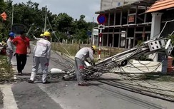 Xe tải chở hàng bất ngờ kéo gãy hai cột điện ở Bình Dương