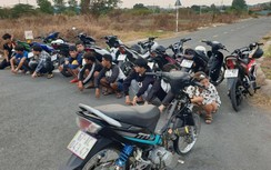 Vây bắt hàng chục quái xế đua xe, bốc đầu ở Bình Dương