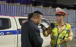 Vi phạm nồng độ cồn, không bằng lái, tài xế Trung Quốc vẫn "mát ga" ở QL5