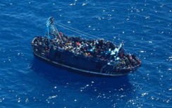 Nóng: Tàu chở 400 người hết nhiên liệu, bị ngập nước, lênh đênh giữa biển