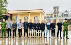 Hai nhóm đi xe máy lao vào hỗn chiến, người đi đường hoảng hốt tháo chạy