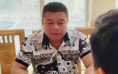 Lái xe quá tải chống đối, chủ xe nhảy lên lái, tông Trung tá CSGT