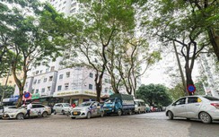 Hàng loạt ô tô đỗ tràn lòng đường, vỉa hè Thủ đô vì thiếu chỗ gửi xe