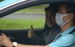 Khách hào hứng trải nghiệm taxi điện tại Hà Nội