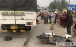 Video TNGT 14/4: Văng vào gầm ô tô, 2 mẹ con trọng thương