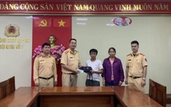 CSGT truy xe khách, tìm chiếc túi có hơn 14 triệu trả cho người phụ xây