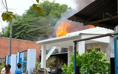 Cháy lớn ở Thủ Đức, một xưởng gỗ trong khu dân cư bị thiêu rụi đổ sập