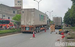 Một phụ nữ đi xe máy tử vong thương tâm sau khi va chạm xe tải