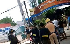 Nghi phạm vật lộn với bảo vệ, chĩa súng cướp ngân hàng ở Bình Dương